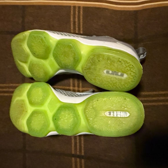 Nike LeBron James shoes gray and green size 12 - Picture 4 of 6
